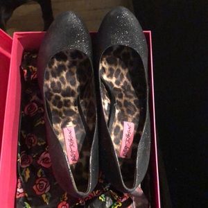 Black glitter (gold shift) platform pumps